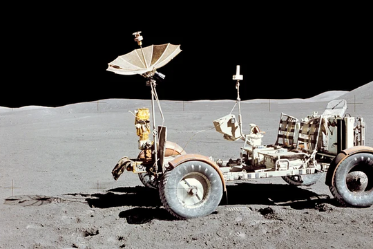 ‏Ai đã làm ra lốp cho xe thám hiểm Mặt Trăng và chúng được làm từ gì?‏