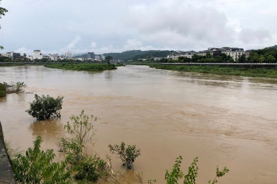 Lào Cai: Mưa to ngập quốc lộ 4D đi Sa Pa, nhiều thủy điện xả nước do lũ lớn sông Chảy đang về