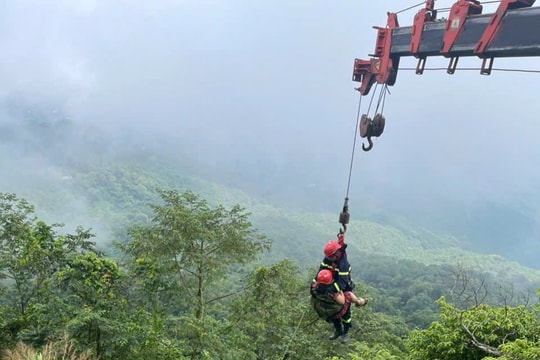 Hà Nội: Giải cứu hai người rơi xuống vực ở Vườn quốc gia Ba Vì