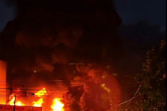 Bắc Ninh: Cháy lớn tại cây xăng, hai người bị bỏng, xe bồn cháy rụi