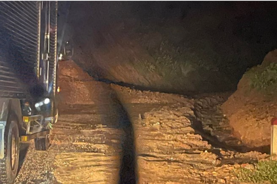 Mưa lớn trong đêm gây sạt lở nhiều tuyến đường ở Cao Bằng