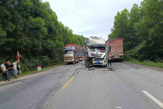 Hai xe tải biến dạng phần đầu sau va chạm trên Quốc lộ 1