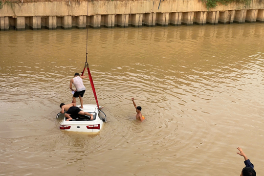 Ô tô tông hai xe máy rồi lao xuống sông, hai người tử vong