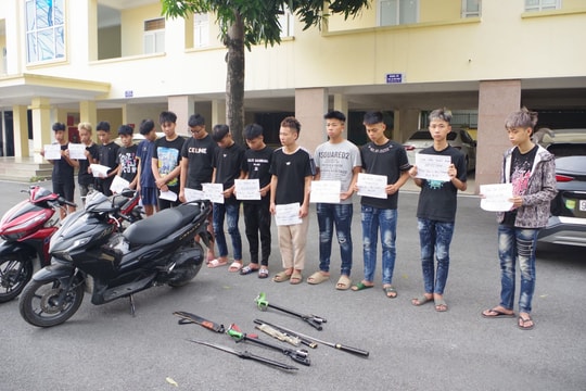 Tạm giữ 11 đối tượng mang súng tự chế, đao, kiếm đi gây rối trật tự công cộng