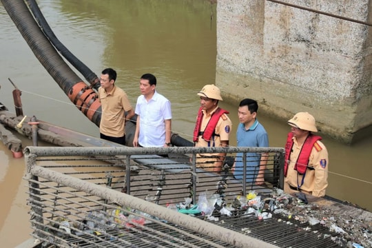 Ninh Bình: Bắt quả tang tàu khai thác cát trái phép trên sông Đào
