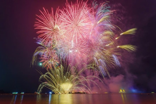 Tưng bừng pháo hoa đẹp như Giao thừa mỗi tuần tại phường Bãi Cháy ‏