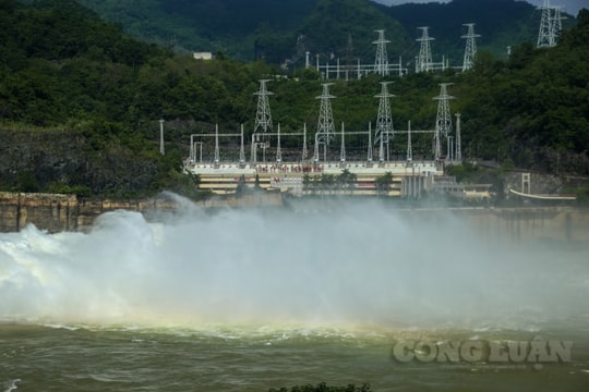 Do mưa lớn, hồ Tuyên Quang bắt đầu xả lũ từ 13h ngày 9/10
