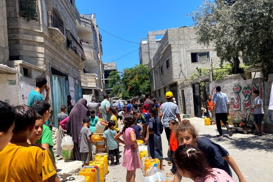 Tên lửa Israel bắn trúng các trẻ em Gaza đang lấy nước