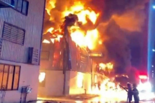 Hải Phòng: Cháy nhà dân và kho xưởng trong đêm, không có thiệt hại về người