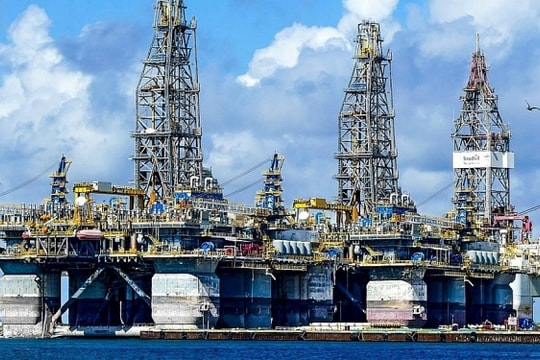 Giá xăng dầu hôm nay 15/7/2025: Giá dầu chạm đỉnh 3 tuần do lo ngại thiếu hụt nguồn cung