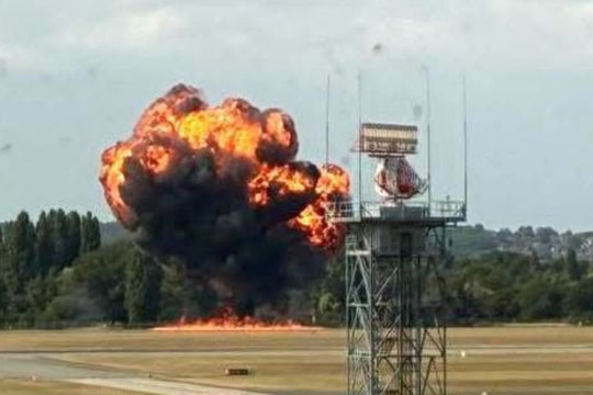 Video máy bay lao xuống ngay sau khi cất cánh tại London