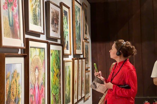 Ký ức trong veo qua tranh màu nước 'Nối'