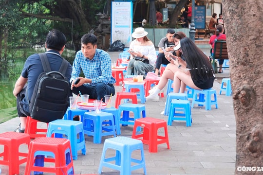 Hà Nội siết chặt quản lý bữa ăn bán trú, dẹp hàng rong cổng trường