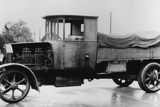 ‏Chiếc xe tải chạy dầu đầu tiên ra đời khi nào và do ai chế tạo?‏