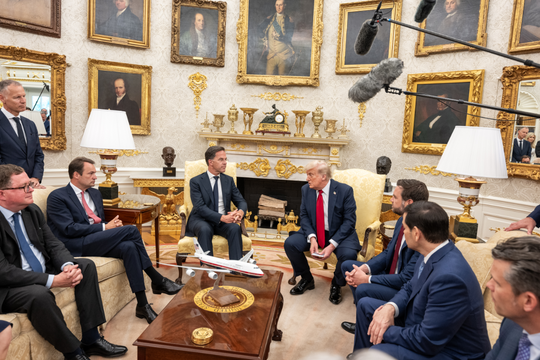 Mỹ dọa trừng phạt các quốc gia mua dầu Nga, tăng cường chuyển vũ khí đến Ukraine