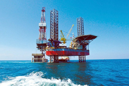 Giá xăng dầu hôm nay 16/7/2025: Giá dầu ổn định sau 'tối hậu thư' 50 ngày của Trump với Nga