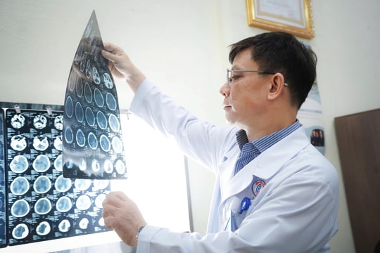 Bé trai bị cành cây rơi nứt sọ hồi phục kỳ diệu sau 67 ngày điều trị