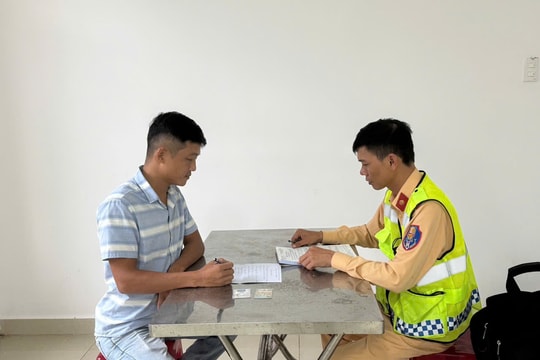 Xử phạt tài xế xe khách dùng điện thoại trên cao tốc nhờ clip người dân cung cấp