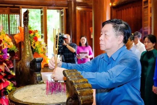 Trưởng Ban Tuyên giáo và Dân vận Trung ương Nguyễn Trọng Nghĩa dâng hương tưởng niệm Chủ tịch Hồ Chí Minh và các Anh hùng liệt sĩ tại Nghệ An