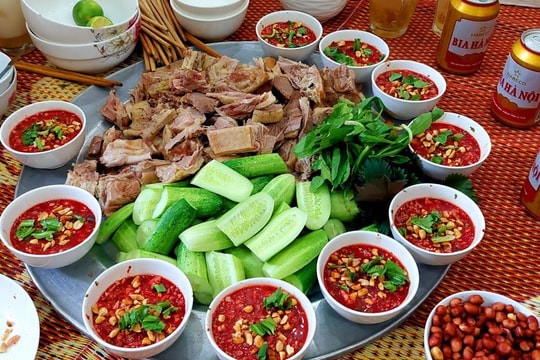 Điều tra truy xuất nguồn gốc khiến 2 người tử vong sau khi ăn tiết canh lợn