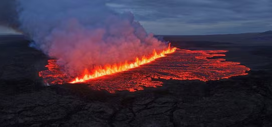 Video núi lửa Iceland phun trào, dung nham rực cháy lan đến khu nghỉ dưỡng
