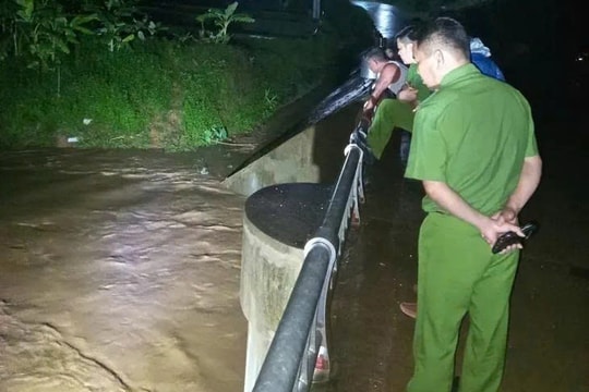 Phú Thọ: Tích cực tìm kiếm nạn nhân bị lũ cuốn trôi