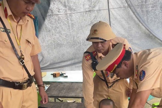 Mang súng, ma túy trong cốp xe, nam thanh niên bị bắt khi đi quá tốc độ