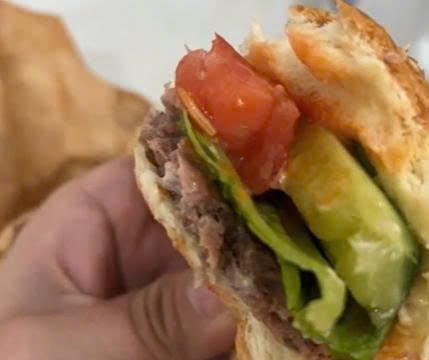 Đà Nẵng: Vào cuộc xác minh vụ nghi có dòi trong bánh mì hamburger