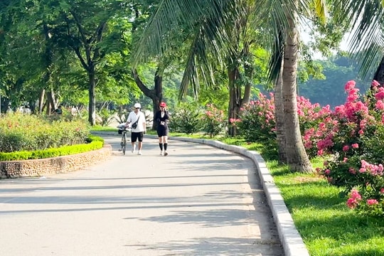 Công viên Thống Nhất hạ rào sắt, người dân phấn khởi tận hưởng không gian xanh