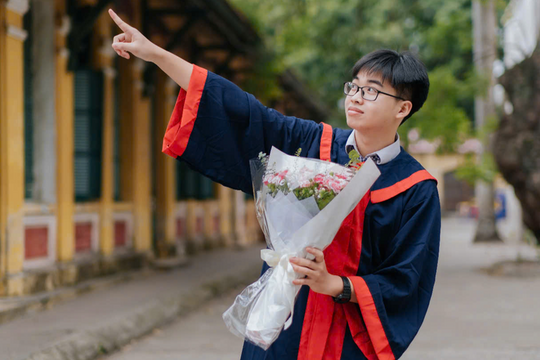 Không học thêm tràn lan, nam sinh chuyên Anh là thủ khoa kép toàn quốc