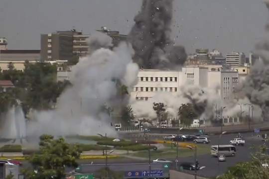 Cảnh tượng Israel ném bom dữ dội thủ đô của Syria, phá hủy cả tòa nhà Bộ Quốc phòng, thế giới nói gì?
