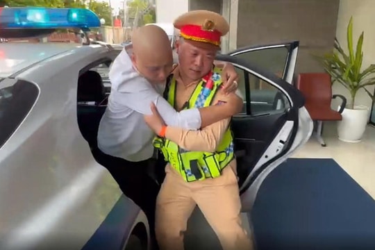 Bất tỉnh trên xe khách, nam thanh niên được CSGT đưa đi cấp cứu