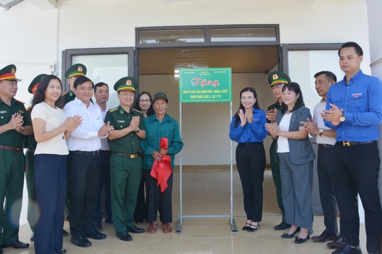 Bộ đội Biên phòng Lào Cai bàn giao 28 căn nhà cho người dân bị ảnh hưởng thiên tai