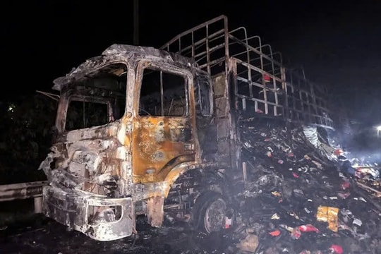 Hà Tĩnh: Xe tải chở bánh kẹo cháy rụi trong đêm