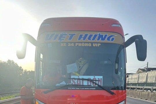 Phát hiện xe khách ‘nhồi’ 15 người từ thông tin phản ánh của người dân