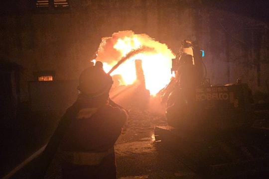 Cảnh sát PCCC Hà Nội khống chế vụ cháy xưởng lớn trong đêm