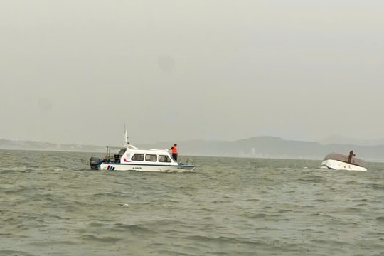 Quảng Ninh: Đắm tàu du lịch đang hoạt động trên Vịnh Hạ Long