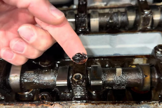 Vì sao động cơ ô tô bị đóng cặn bùn và cách xử lý hiệu quả