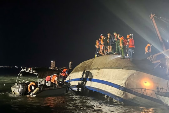 Thủ tướng yêu cầu khẩn trương tìm kiếm cứu nạn, khắc phục hậu quả vụ lật tàu tại Quảng Ninh