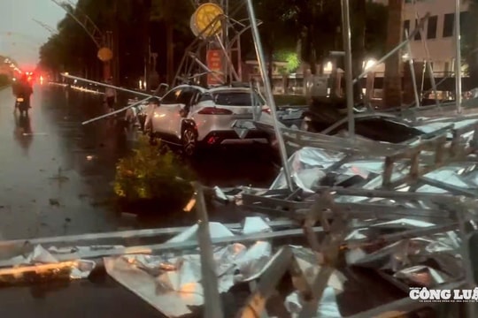 Thanh Hoá: Công trình đổ sập đè nhiều ô tô do mưa to gió lớn