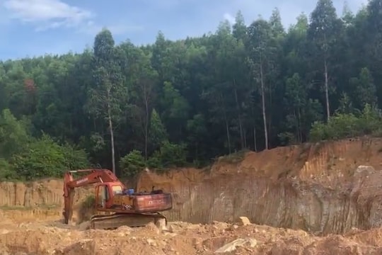 Gia Lai: Khai thác đất trái phép quy mô lớn ở Hòn Vọng Phu núi Bà