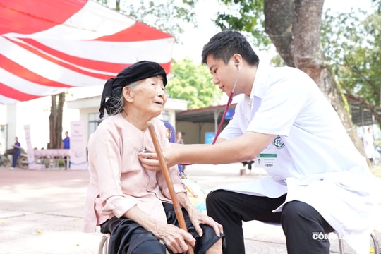 Hà Nội: Hơn 6.600 dân xã đảo Minh Châu được khám sức khỏe miễn phí