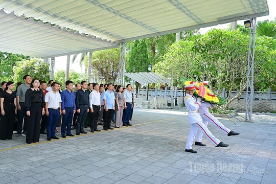 Báo và phát thanh, truyền hình Tuyên Quang dâng hương tưởng niệm các Anh hùng liệt sĩ tại Nghĩa trang Liệt sĩ Quốc gia Vị Xuyên