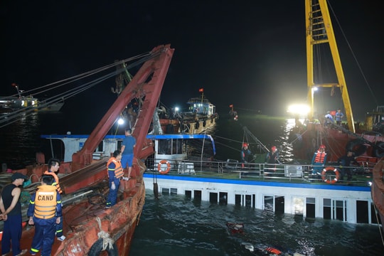 Cứu hộ xuyên đêm, đã tìm thấy 46 người trong vụ đắm tàu du lịch trên vịnh Hạ Long