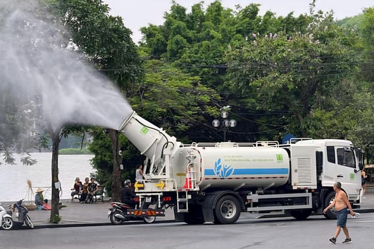 Hà Nội triển khai 'pháo xa sương mù' chống bụi mịn: Giải pháp làm sạch không khí đô thị