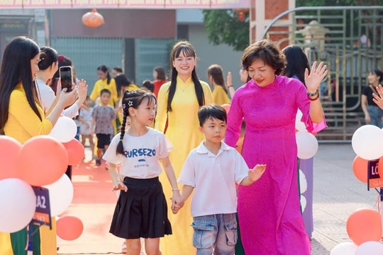 Ngày đầu tiên vào lớp 1: Cột mốc yêu thương của con và cha mẹ