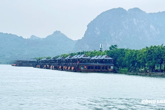 Ninh Bình tạm dừng đón khách du lịch bằng phương tiện đường thủy nội địa