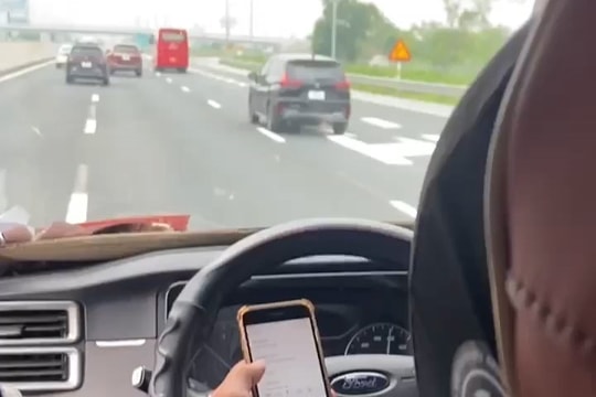 Bị người dân tố cáo, tài xế xe khách bị phạt vì dùng điện thoại trên cao tốc