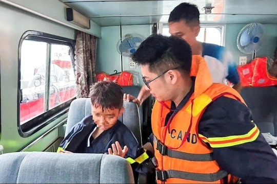 Bé trai 10 tuổi sống sót trong vụ lật tàu ở Quảng Ninh: Sức khỏe tạm ổn, được miễn toàn bộ viện phí