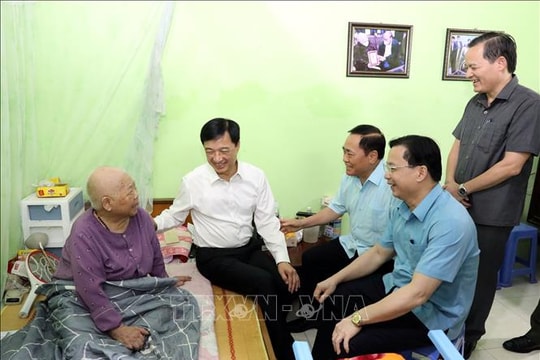 Chủ nhiệm Ủy ban Kiểm tra Trung ương Nguyễn Duy Ngọc thăm hỏi người có công tỉnh Lạng Sơn